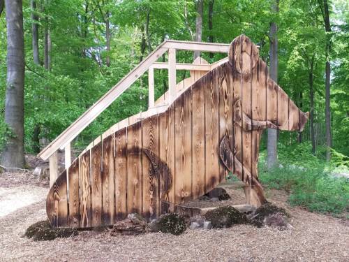 Ausstellungsobjekte aus Holz auf dem Walderlebnispfad Rehburg-Loccum